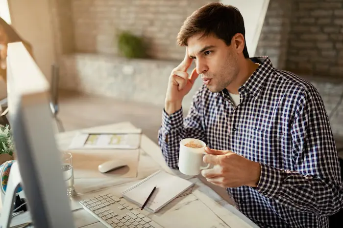joven planeando un plan para mejorar su rendimiento y cumplir sus objetivos