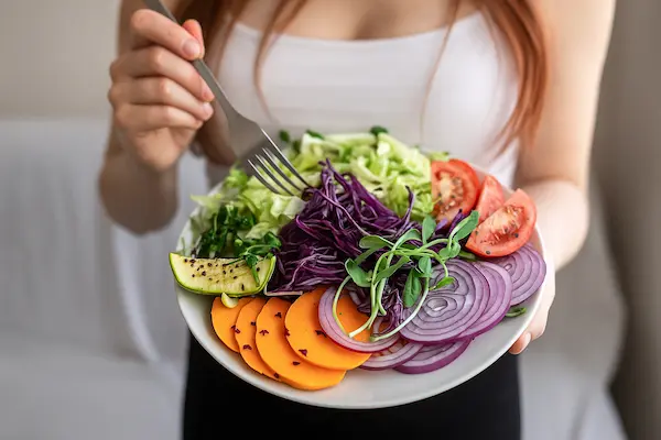 un plato de verduras y hortalizas