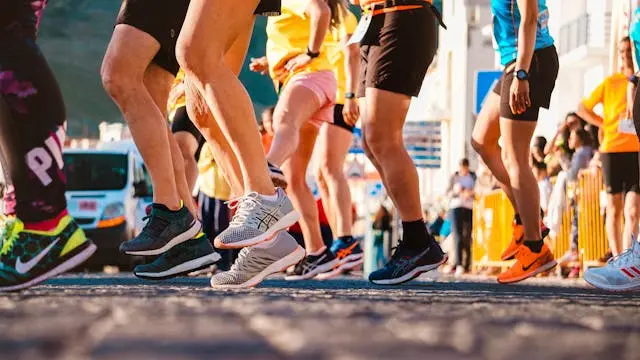 varias personas entrenando para una maraton