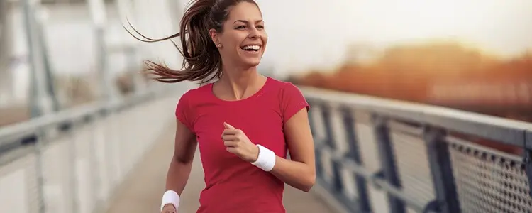 Chica corriendo con buena mentalidad