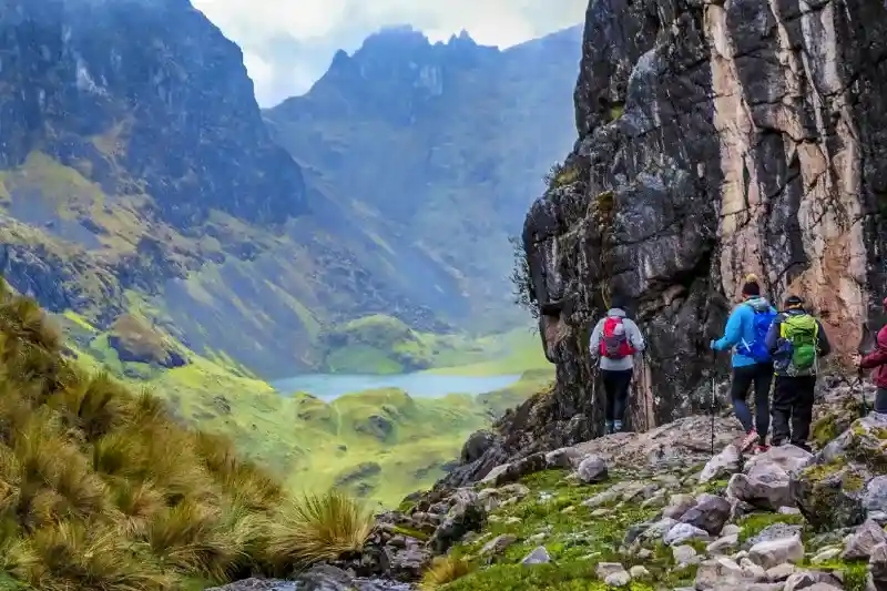 jovenes haciendo el lares trek