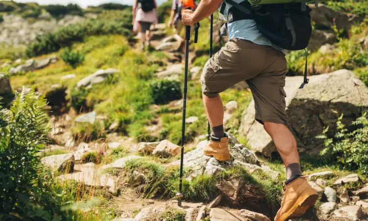 chicos haciendo trekking
