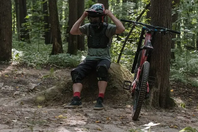una persona haciendo ciclismo de montaña