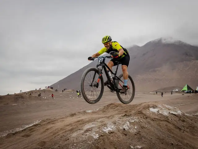 ciclista en una montaña
