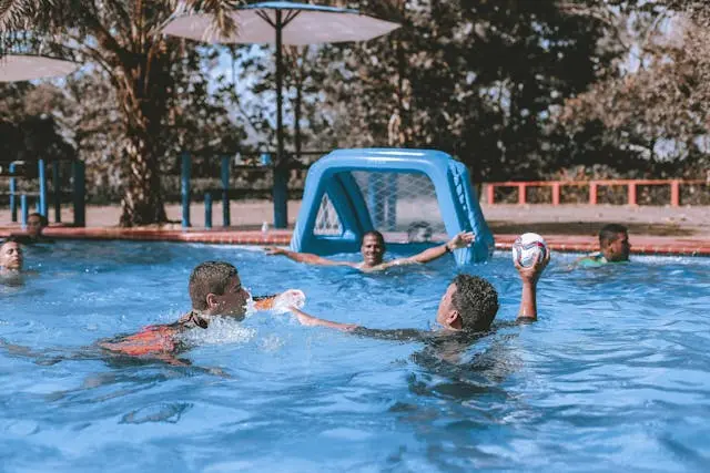 varias personas en una piscina