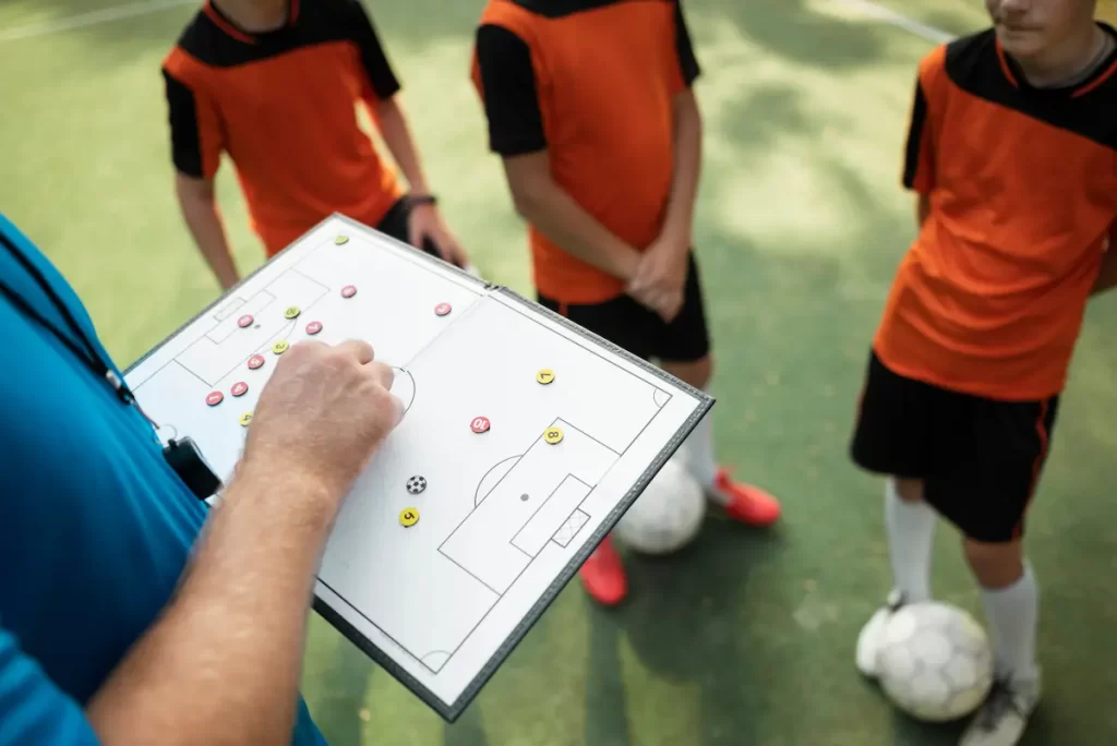 cómo organizar un torneo para una academia deportiva coordinando entrenadores y jugadores