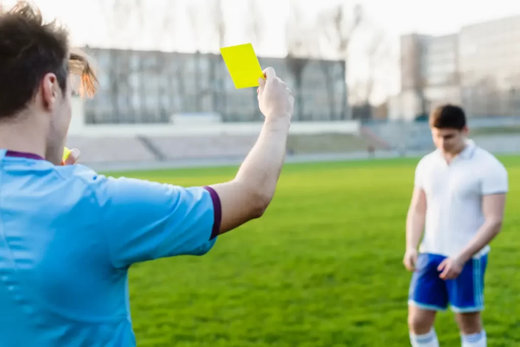 Errores arbitrales en el fútbol y cómo se determinan según las reglas de juego