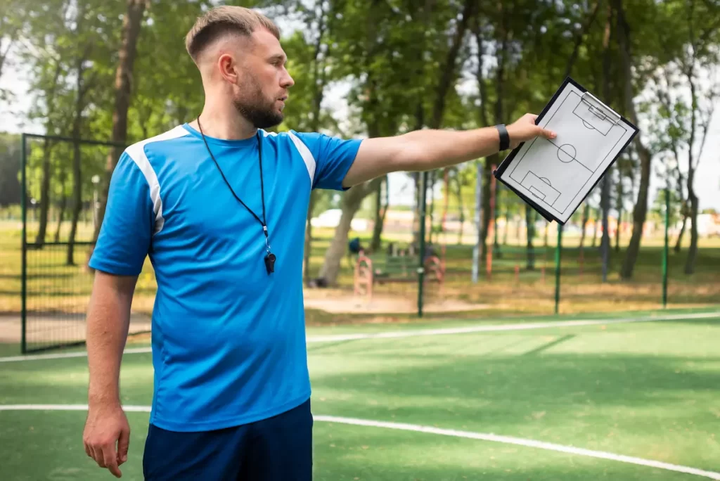 Árbitro reflexionando después de una decisión polémica en el fútbol