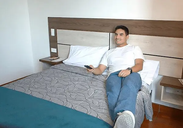 Viajeros disfrutando entretenimiento y descanso en un hotel cómodo en Lince Lima