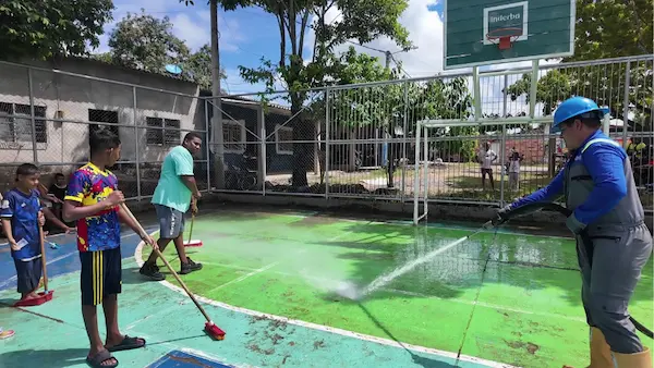 Limpieza de las zonas alrededor de una cancha de voley deportiva