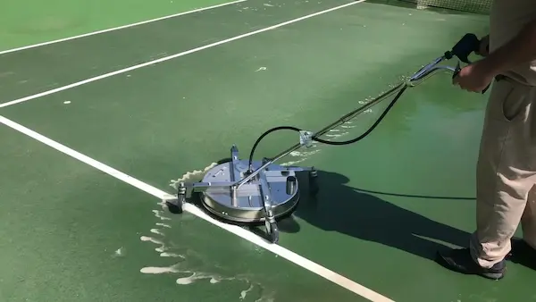 Mantenimiento y limpieza de una cancha de voley en instalaciones deportivas