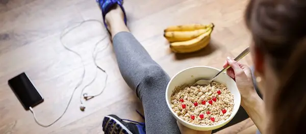 el desayuno de una rutina diaria de un deportista--