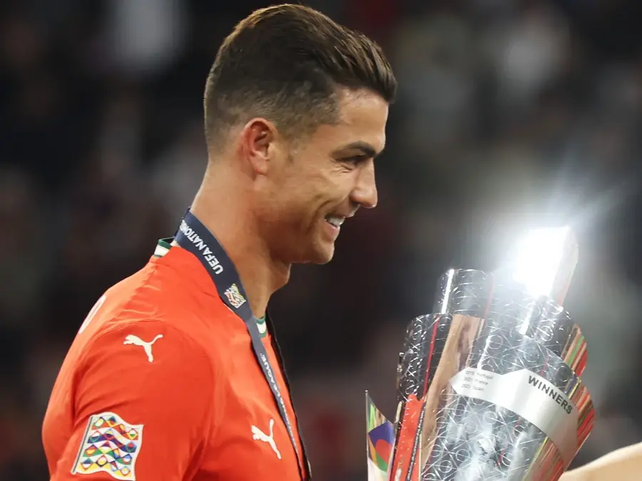 Cristiano Ronaldo cargando su copa