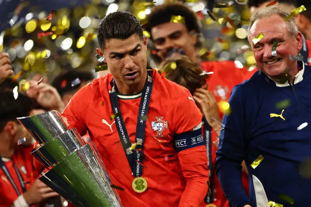 trofeo de Cristiano Ronaldo en el campo