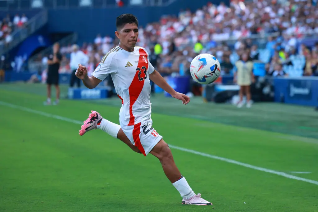 Jugador en la cancha dominando el balón