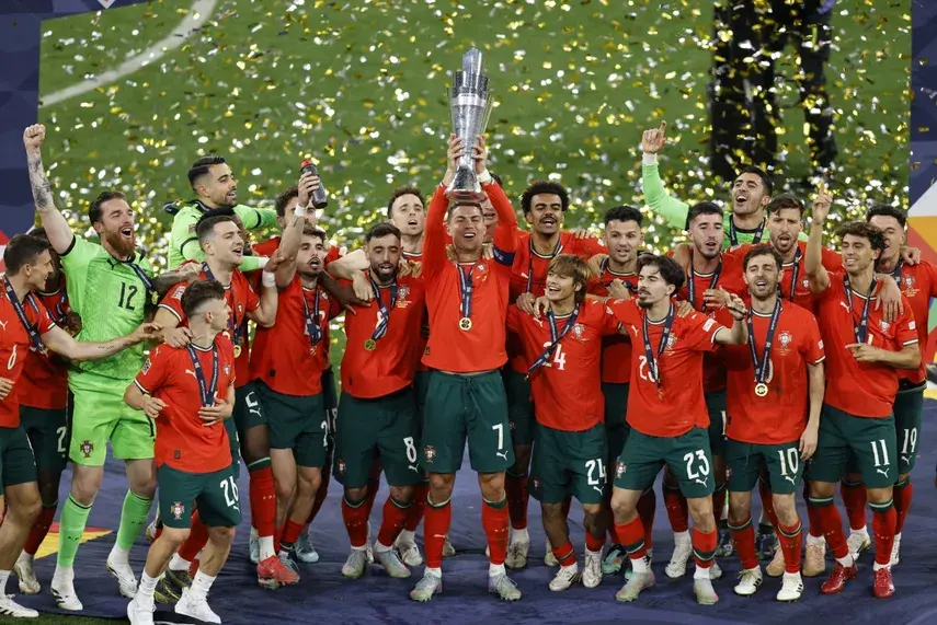 Portugal celebrando su triunfo con su copa
