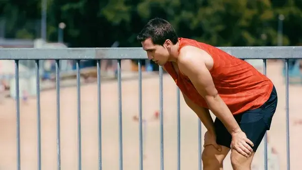 Hombre corriendo para aprender cómo mejorar la respiración