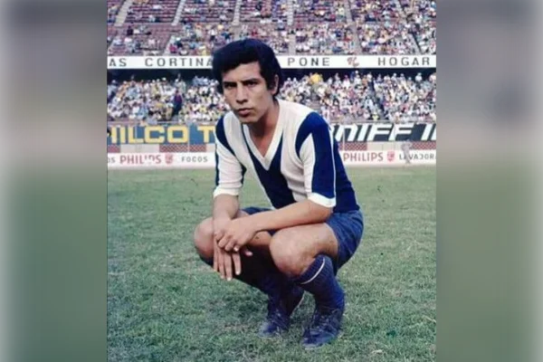 César Cueto, el Poeta de la Zurda, con la camiseta de Alianza Lima