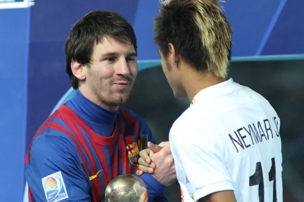 Messi saluda a un joven Neymar en el Mundial de Clubes 2011, su primer encuentro