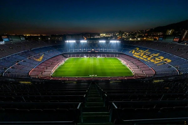 El Camp Nou iluminado de noche, escenario de la remontada 6-1 del Barcelona al PSG