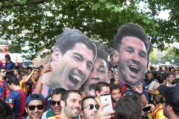 Hinchas del Barcelona en Berlín antes de la final de 2015 que ganaron Messi, Suárez y Neymar