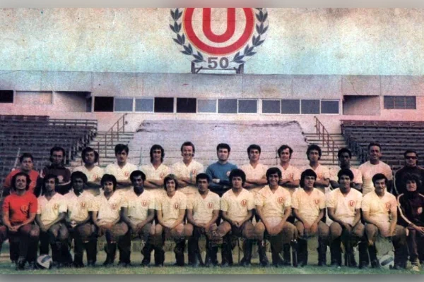 Plantel de Universitario de Deportes en 1974, época dorada del fútbol peruano