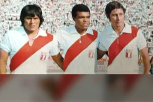 Hugo Sotil, Teófilo Cubillas y Percy Rojas Challe con la camiseta de Perú en 1973