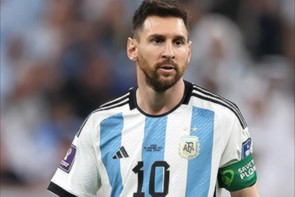 Lionel Messi con la camiseta y la cinta de capitán de Argentina en el Mundial de Qatar 2022