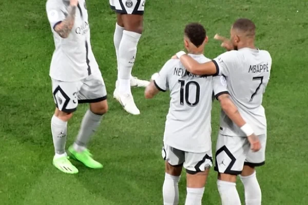 Messi y Neymar se abrazan en el PSG en 2022: la amistad del tridente siguió después del Barcelona