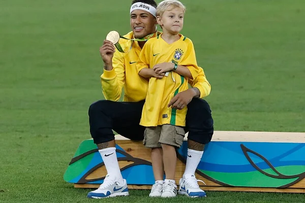 Neymar celebra el oro olímpico de Río 2016 junto a su hijo en el Maracaná