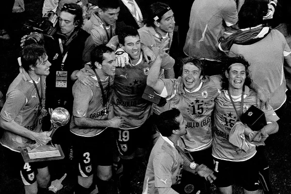 Los jugadores de Uruguay celebran con el trofeo de la Copa América 2011